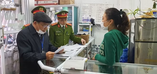 Lực lượng Cảnh sát kinh tế- Công an tỉnh Bắc Giang phối hợp với Sở Y tế Bắc Giang kiểm tra cơ sở kinh doanh thuốc và vật tư y tế tại Nhà thuốc 252, đường Lê Lợi, thành phố Bắc Giang.
