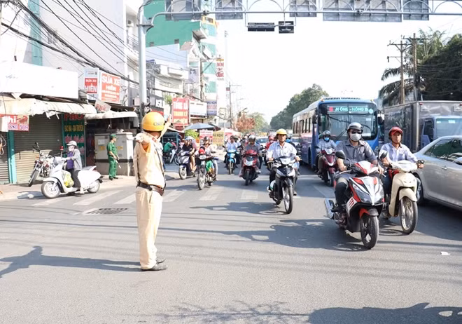 CSGT Công an TP HCM hướng dẫn người dân tham gia giao thông.