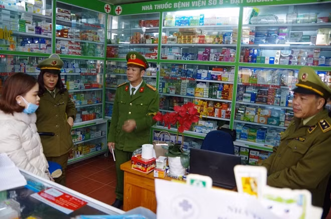 Cảnh sát kinh tế phối hợp với lực lượng Quản lý thị trường kiểm tra các cơ sở kinh doanh thiết bị y tế.