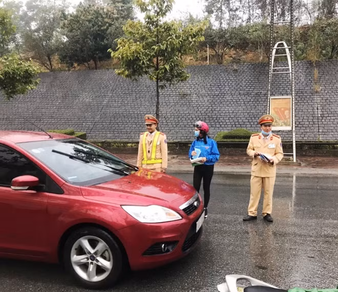 Lực lượng Cảnh sát giao thông phối hợp với tỉnh đoàn phát miễn phí hàng nghìn chiếc khẩu trang miễn phí cho người dân.