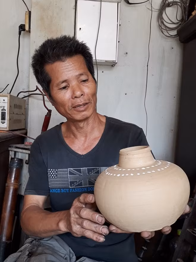 Nghệ nhân Trần Văn Hải, làng gốm Hương Canh.