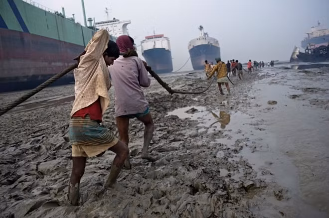 Công việc phá dỡ tàu ở Chittagong rất bấp bênh, bẩn thỉu và nguy hiểm.