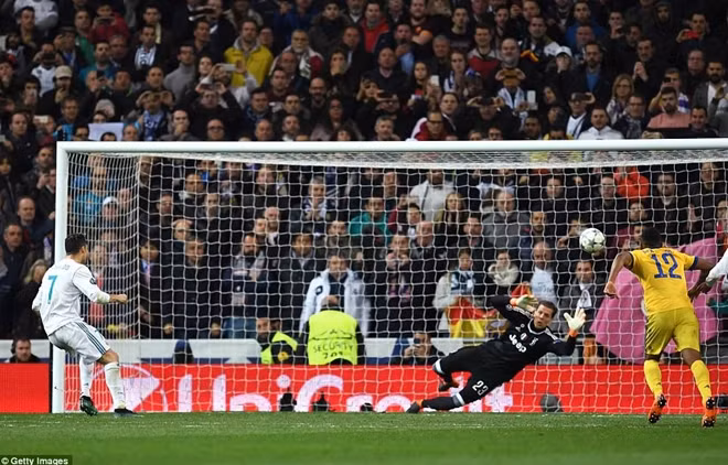Roanaldo thực hiện thành công quả phạt đền giúp Real vượt qua Juve. Ảnh: GettyImage.