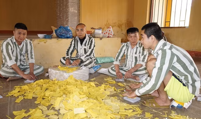 Các phạm nhân tại Trại giam Hoàng Tiến tích cực lao động.