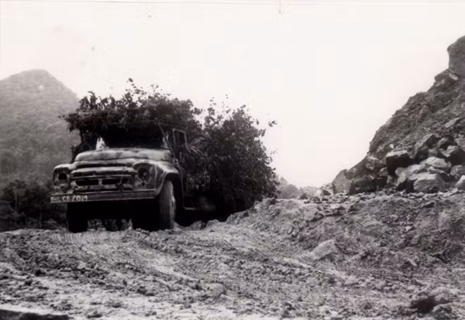 ZIL-130 đóng vai trò như "con ngựa thồ" của bộ đội Trường Sơn.