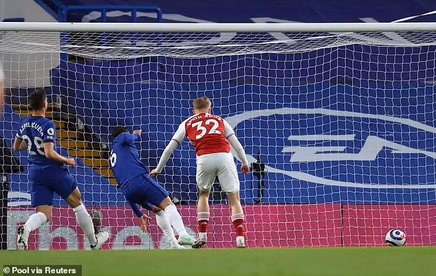 Nhưng bất ngờ Arsenal đã có được bàn mở tỷ số đồng thời cũng là pha lập công duy nhất trong trận này nhờ công Smith Rowe sau đường kiến tạo của Pierre-Emerick Aubameyang.