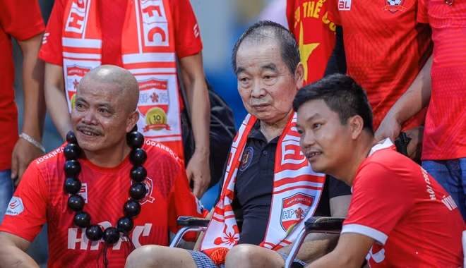 Trận đấu "nóng" hơn khi có sự hiện diện của cựu HLV Vương Tiến Dũng. Trong suốt sự nghiệp của mình, ông Dũng đã để lại dấu ấn của mình ở cả hai CLB Thể Công và Hải Phòng.