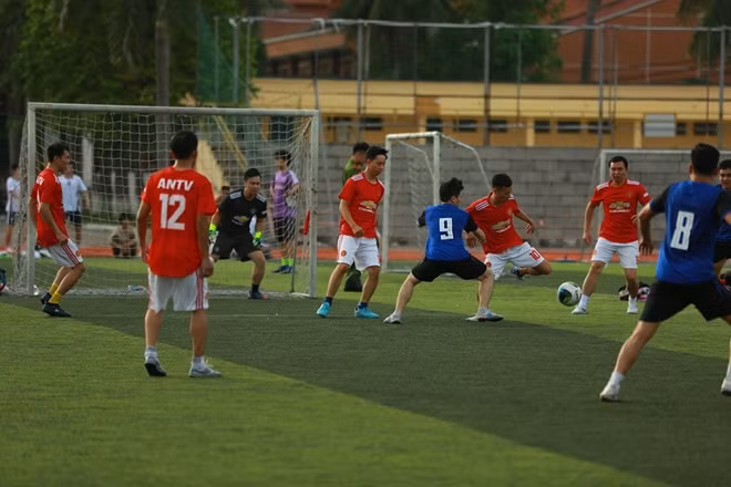 Tốc độ của trận đấu cũng diễn ra khá nhanh khi các đội phần lớn sử dụng lối đá tấn công nhằm nhanh chóng có bàn thắng để chiếm thế thượng phong.