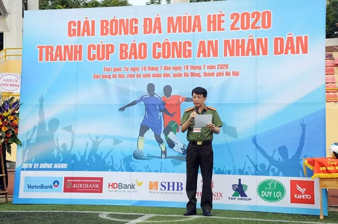 Đại tá Phạm Khải, Tổng Biên tập Báo CAND, Trưởng Ban Tổ chức giải phát biểu tại Lễ Khai mạc.