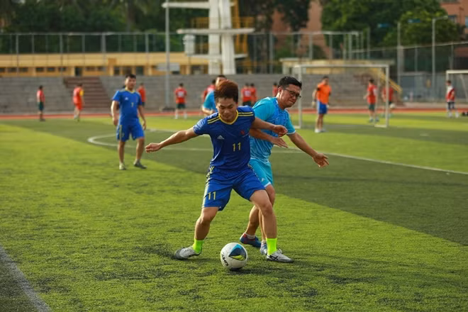 Không khí chiều 10/7 tương đối oi nóng nhưng diễn biến trên mặt sân có lẽ còn "nóng" hơn.