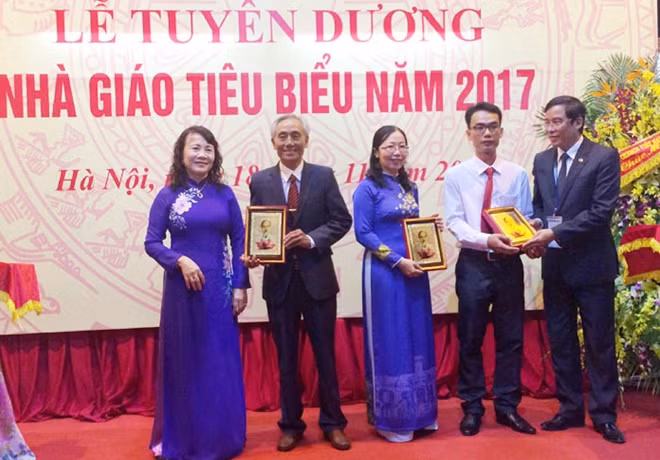 Thứ trưởng Nguyễn Thị Nghĩa trao tặng bằng khen và quà cho các nhà giáo tiêu biểu.
