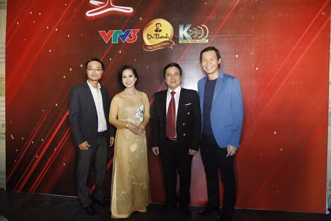 Ngoài NSƯT Chí Trung đảm nhận vai trò giám khảo xuyên suốt, chương trình có sự tham gia của các giám khảo khách mời được thay đổi qua từng đêm thi là những nghệ sĩ nổi tiếng