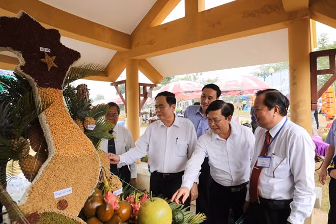 Chủ tịch MTTQ Việt Nam Trần Thanh Mẫn tham gia các gian trưng bày tại Tuần “Đại đoàn kết các dân tộc - Di sản văn hóa Việt Nam”.
