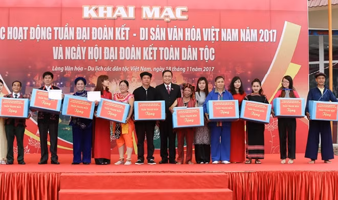 Chủ tịch MTTQ Việt Nam Trần Thanh Mẫn tặng quà cho đồng bào các dân tộc đang sinh sống hàng ngày tại Làng Văn hóa - Du lịch các dân tộc Việt Nam .