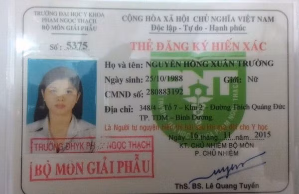 Thẻ hiến xác do trường Đại học y khoa Phạm Ngọc Thạch cấp cho Trường. Thẻ hiến xác do trường Đại học y khoa Phạm Ngọc Thạch cấp cho Trường.