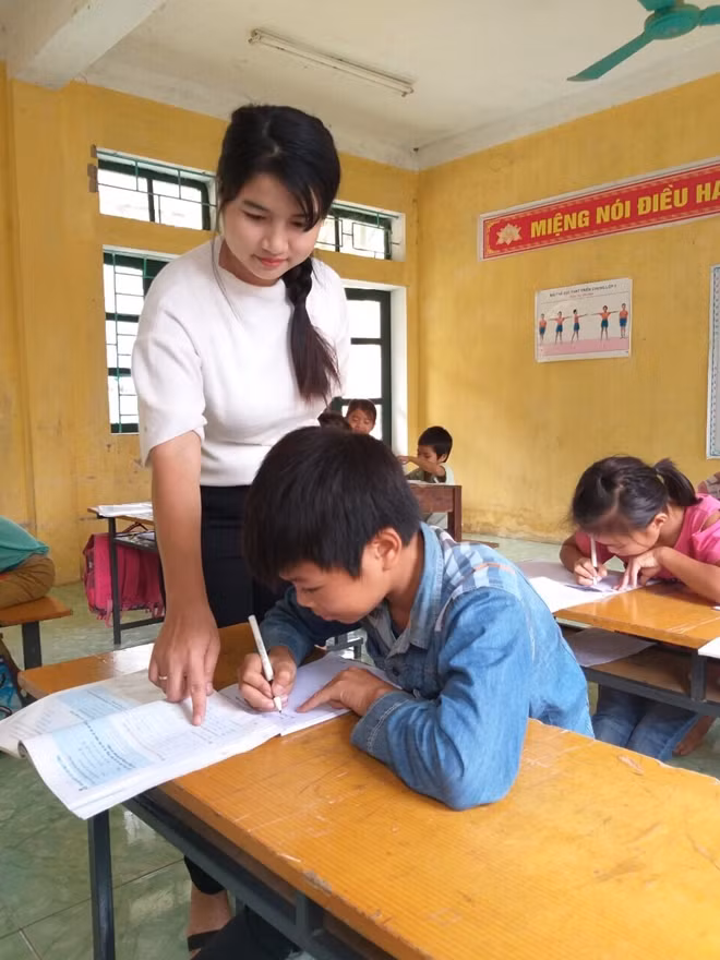 Cô giáo Hà Thị Hậu hướng dẫn học trò ở điểm trường bản Bước làm bài tập.