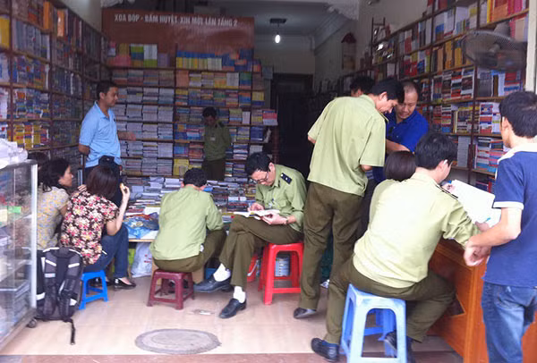 Một vụ phối hợp với cơ quan chức năng thu giữ sách lậu khối lượng lớn. Một vụ phối hợp với cơ quan chức năng thu giữ sách lậu khối lượng lớn.