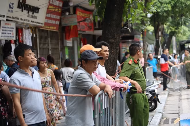 Lực lượng chức năng phong tỏa hiện trường.