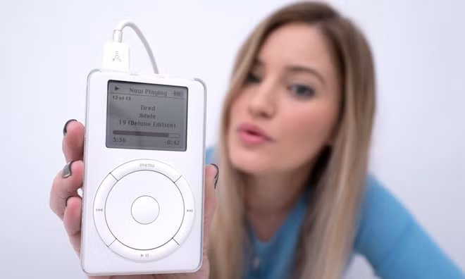 Chiếc iPod do Jony Ive thiết kế đã mở ra kỷ nguyên của các thiết bị điện tử cầm tay.
