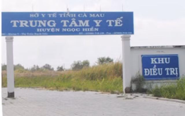 Trung tâm Y tế huyện Ngọc Hiển, nơi để xảy ra “lùm xùm” thời gian qua. Trung tâm Y tế huyện Ngọc Hiển, nơi để xảy ra “lùm xùm” thời gian qua.