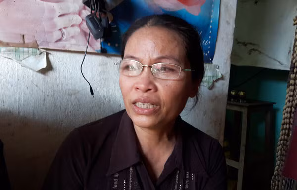 Bà Định không cầm được nước mắt khi nói về gia cảnh khốn khó của mình.