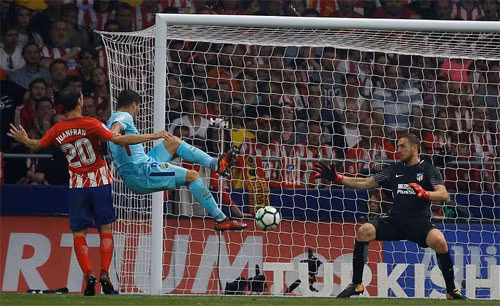 Suarez với pha đánh đầu mang về cho Barca 1 điểm.