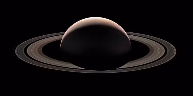 Tàu vũ trụ Cassini trước khi nó rơi xuống trái đất và kết thúc sứ mệnh của mình sau 40 năm hoạt động.