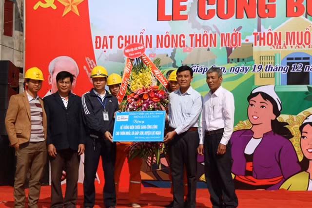 Ngành điện tặng bóng đèn chương trình thắp sáng đường quê