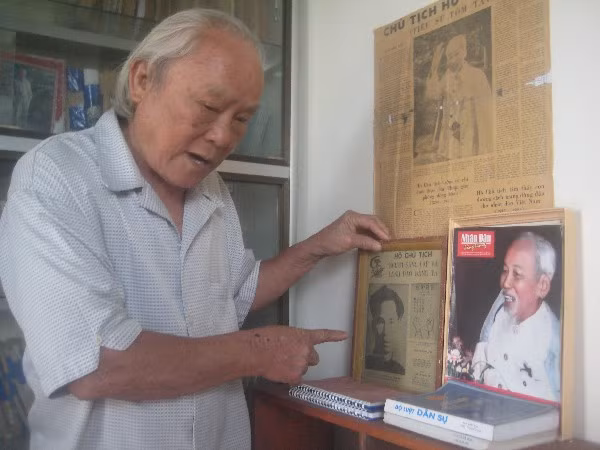 Thầy Tiêu say sưa kể chuyện về Bác Hồ.