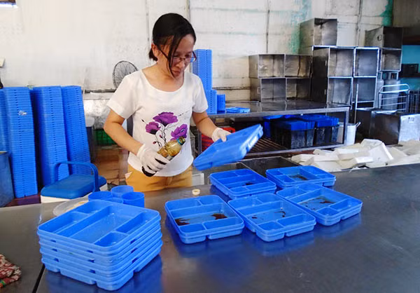 Cán bộ đoàn công tác kiểm tra khay đựng thức ăn. Cán bộ đoàn công tác kiểm tra khay đựng thức ăn.