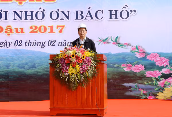 Chủ tịch nước phát biểu và đánh trống phát động lễ trồng cây.