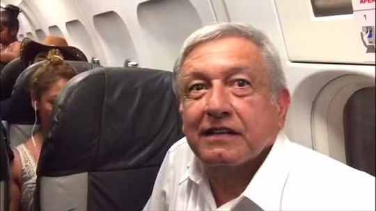 Ông Lopez Obrador trải qua 3 giờ mắc kẹt trên một chuyến bay thương mại.