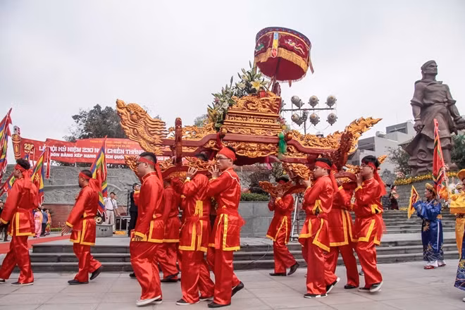 Buổi lễ bắt đầu với phần rước kiệu của Hoàng đế Quang Trung.