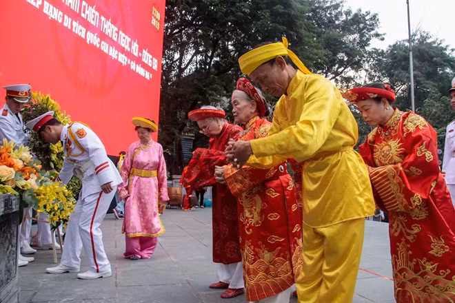 Các vị bô lão thành kính thắp hương dưới chân tượng đài Hoàng đế Quang Trung.