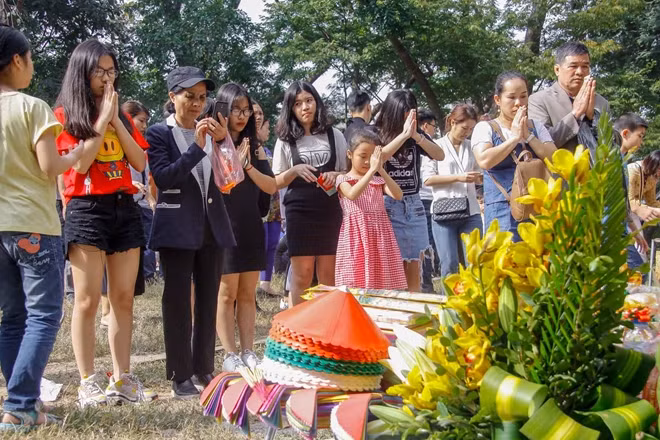 Khu vực Gò đống đa nơi có bia đá khắc lời hịch của Hoàng đế Quang Trung thu hút khá nhiều du khách.
