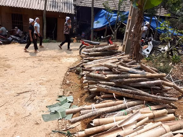 Người dân góp củi cho tang chủ.