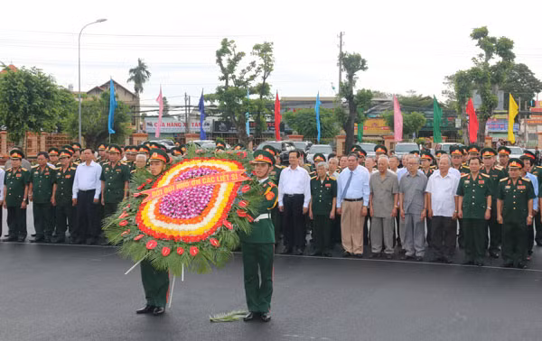 Các đại biểu dâng hoa, dâng hương tại Tượng đài chiến thắng Quân khu 9.