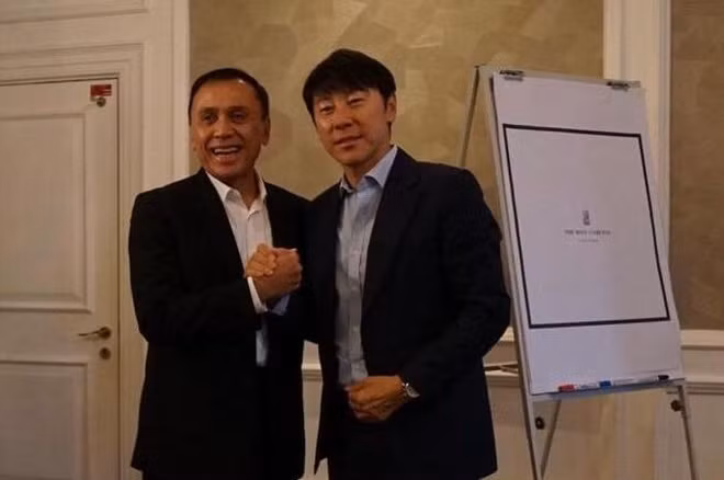 HLV Shin Tae-yong (phải) sẽ dẫn dắt ĐTQG Indonesia từ ngày 25-1-2020. Ảnh: PSSI.
