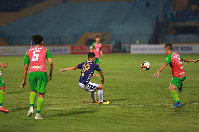 Một cầu thủ khác được chú ý không kém là Quang Hải vẫn giữ được phẩm chất vốn có khi liên tục "tả xung hữu đột" giữa vòng vây của hàng thủ Đồng Tháp. Tuy vậy trận này Hải "con" cũng phải chịu cảnh "tịt ngòi".
