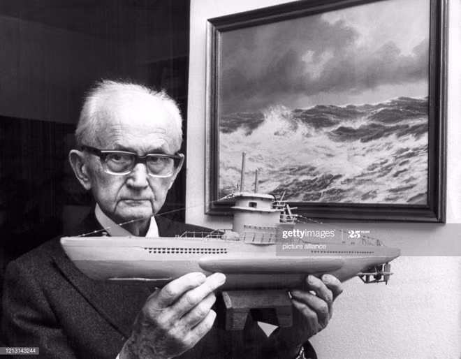Đô đốc Karl Doenitz khi về già, với những ký ức "thời oanh liệt".