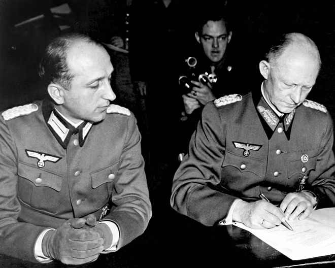 Đại tướng Alfred Jodl ký văn kiện đầu hàng Đồng minh.