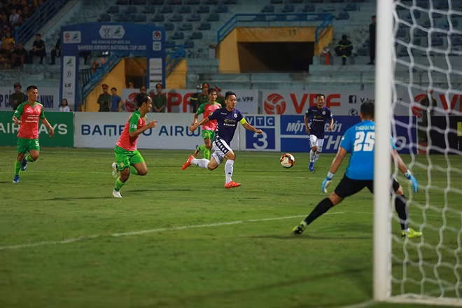 Tuy nhiên cầu thủ số 88 của Hà Nội FC lại không có được nhiều đất diễn trong trận này bởi được hàng thủ Đồng Tháp "chăm sóc" quá kỹ. Gần như mỗi khi Dũng có bóng là ngay lập tức 2 đến 3 cầu thủ Đồng Tháp vây quanh anh.