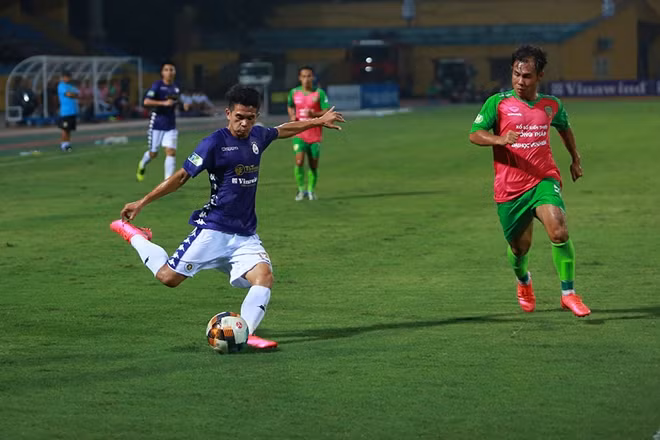 Đây là trận đấu chính thức đầu tiên của Hà Nội FC sau thời gian tạm nghỉ vì dịch COVID-19.