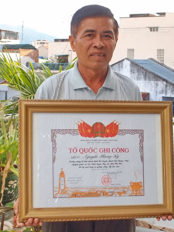 Ông Nguyễn Phụng Lãnh vui mừng khi đón nhận bằng Tổ quốc ghi công người cha.