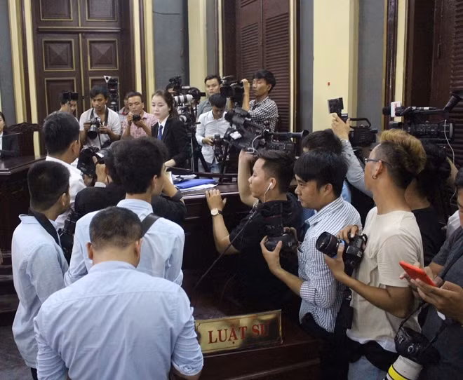 Các phóng viên đang tác nghiệp tại một phiên toà.