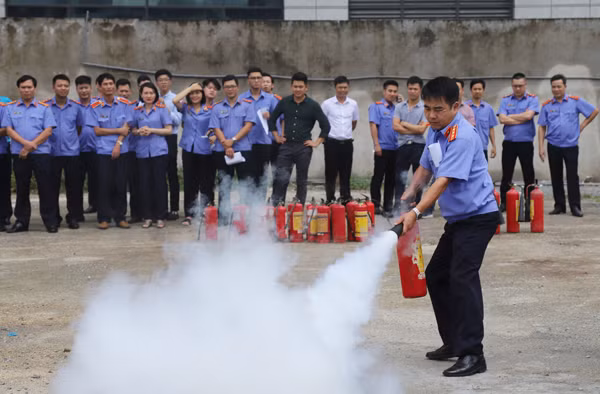 Cán bộ VKSND tối cao thực hành PCCC.