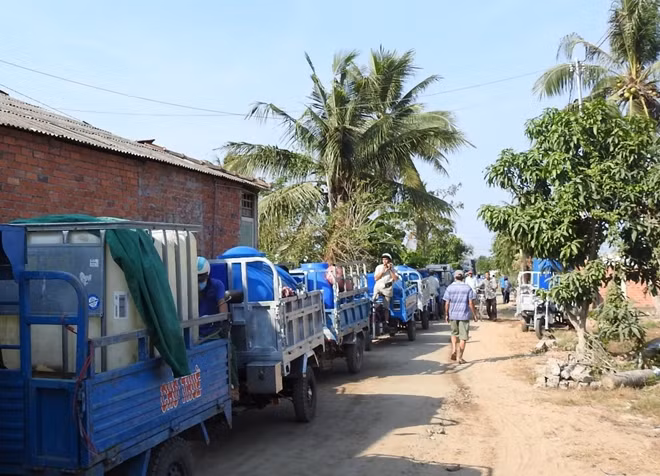 Các phương tiện chở nước xếp hàng chờ nhận nước ngọt.