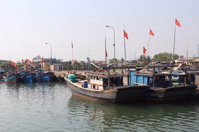 Cửa biển Thuận An bồi lấp khiến hoạt động vươn khơi bám biển của ngư dân Thừa Thiên-Huế gặp khó.
