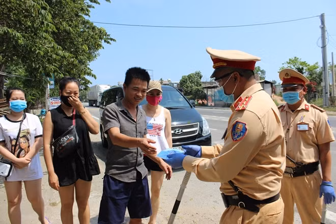 Trao khẩu trang y tế cho hành khách không có khẩu trang.