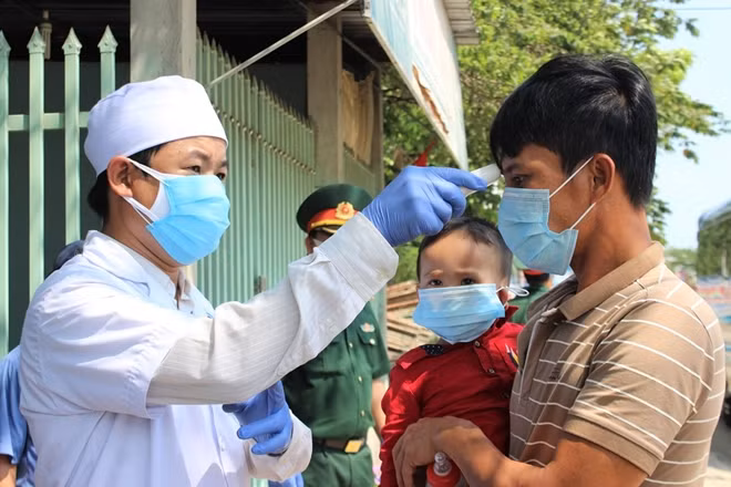 Đo thân nhiệt cho hành khách đến Quảng Ngãi.